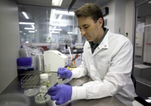 Elo lab scientist with petri dish